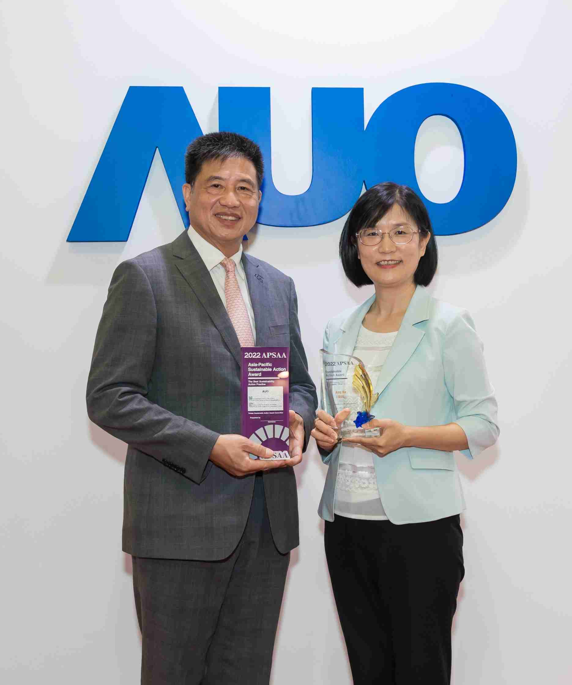 优游UB8长期垫筑永续远景的基石，，透过ESG暨气候委员会逐步实践永续策略蓝图。。。。其中，，，，优游UB8光电永续长古秀华带领团队、、、、制定中长期目标，，，，缔造多面向亮眼表现，，获得「顶尖永续长奖」的个人奖殊荣（左：优游UB8光电董事长暨执行长彭双浪，，，，右：优游UB8光电永续长古秀华）