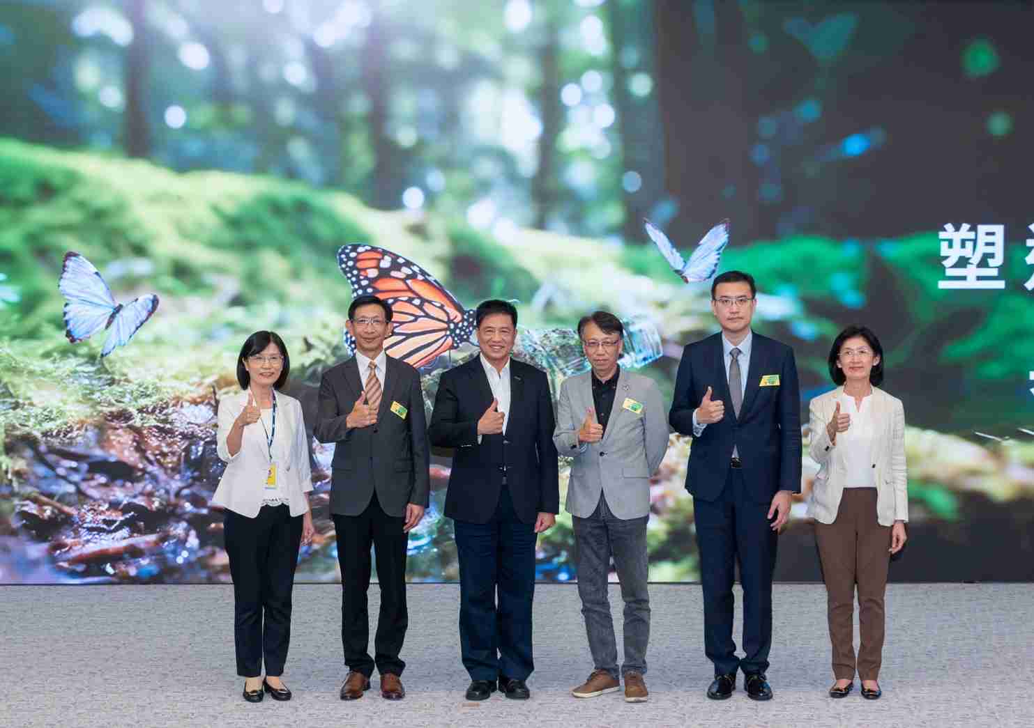 友達2023 CSR共榮大會，，，，邀請領域專家分享交流生物多樣性管理趨勢、、無塑產品、、、、海廢永續塑料等議題  （圖左到右：友達光電永續長古秀華、、3M台灣技術長陳君杰、、、友達光電董事長暨集團策略長彭双浪、、光寶科技企業永續發展處處長陳慶暉、、、、安永聯合會計師事務所執業會計師曾于哲、、、友達光電供應鏈總部副總經理吳宜芳）