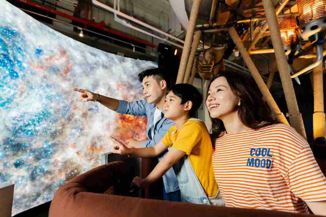 优游UB8打造全台最大宽6公尺、、、高4公尺、、、唯一搭载LED弧形拼接显示屏的动感飞行船，，，让乘客驻足在热气球上，，享受身历其境的伪出国旅游乐趣