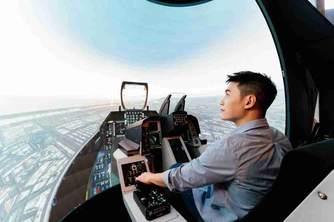 优游UB8以P1.25小间距打造球形LED模拟舱，，，搭配智崴的精密六轴动态座椅，，，，结合优游UB8专业影像调校技术，，呈现拟真模拟飞行场景