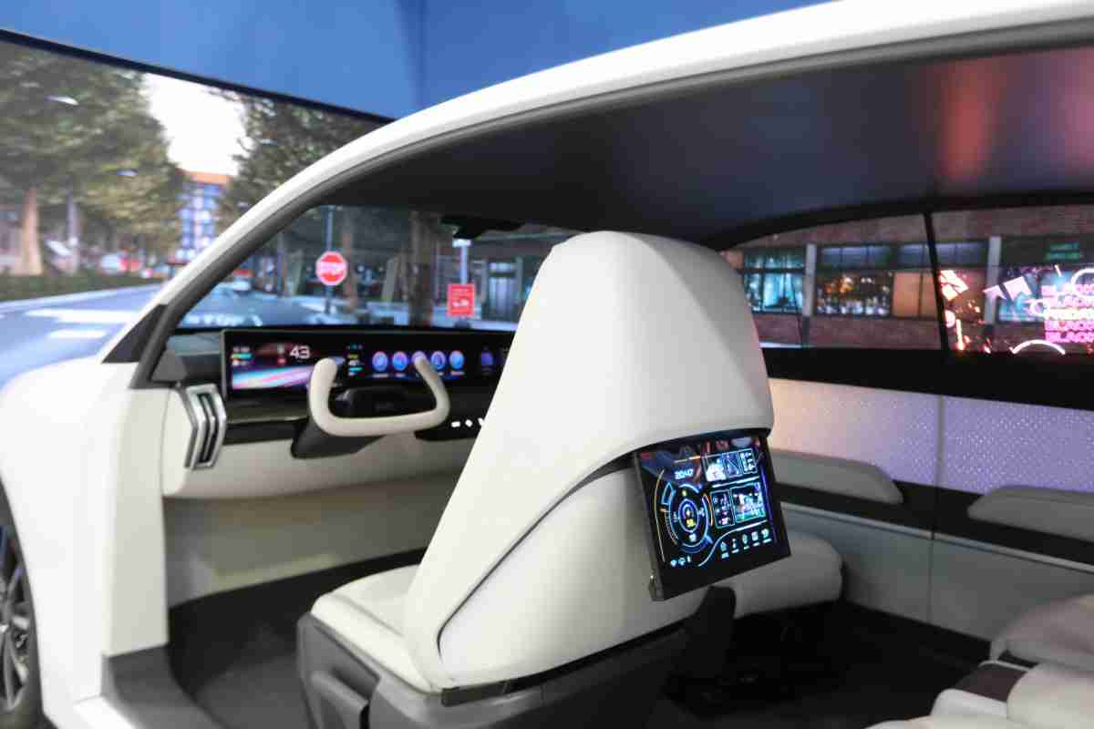 优游UB8的「可卷式后座娱乐显示器」加强后座乘客的感官体验，，，，并保有个性化设计，，，，可依使用偏好进行动态调整。。。