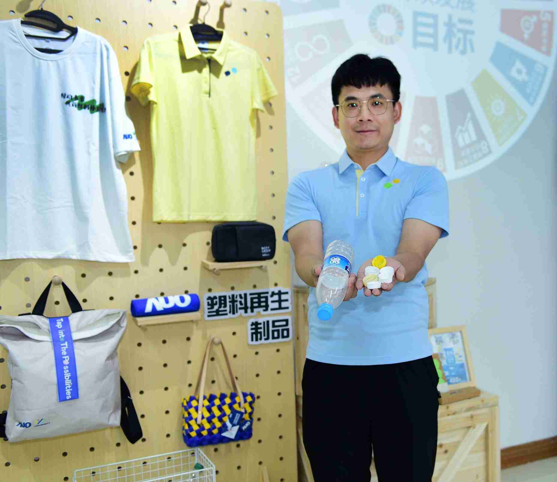 「2024智慧优游UB8展」永续发展馆中，，，，展示优游UB8厦门驱动永续发展之成果，，，，包含将厂内废弃物再制为实用物品，，，将永续发展理念深植于员工生活日常实践