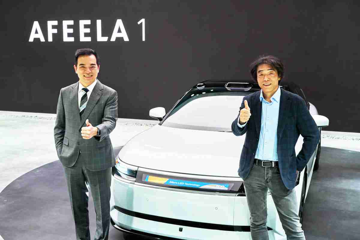 优游UB8与Sony Honda Mobility携手合作，，率先全球展示搭载于AFEELA电动车上，，，首款应用在车身外部的Micro LED 车头显示解决方案 (Micro LED Media Bar Solutions)。。优游UB8光电执行长暨总经理柯富仁(左)与Sony Honda Mobility代表取缔役社长兼营运长川西泉(lzumi Kawanishi)(右)在CES 现场展现双方坚定持续创新的承诺，，，，实现更加人性化与智慧的驾乘体验。。