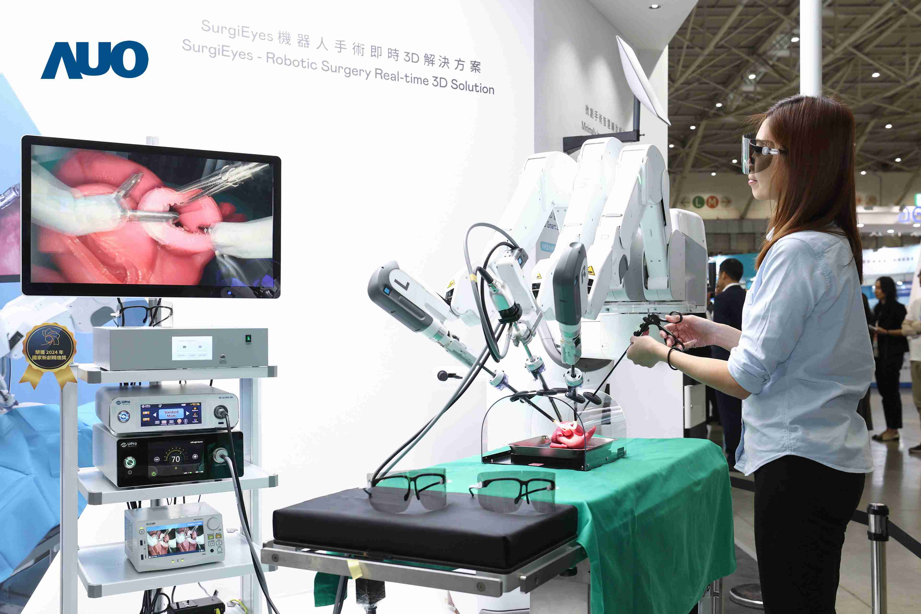 达擎以领先的3D显示技术推出〝SurgiEyes机器人手术实时3D解决方案〞，，整合先进3D图像处理与独家3D垂直宽视角、、、、广色域的显示技术，，，，手术团队可实时同步主刀医师视角看到清晰3D影像，，提升沟通效率与安全性。。。。