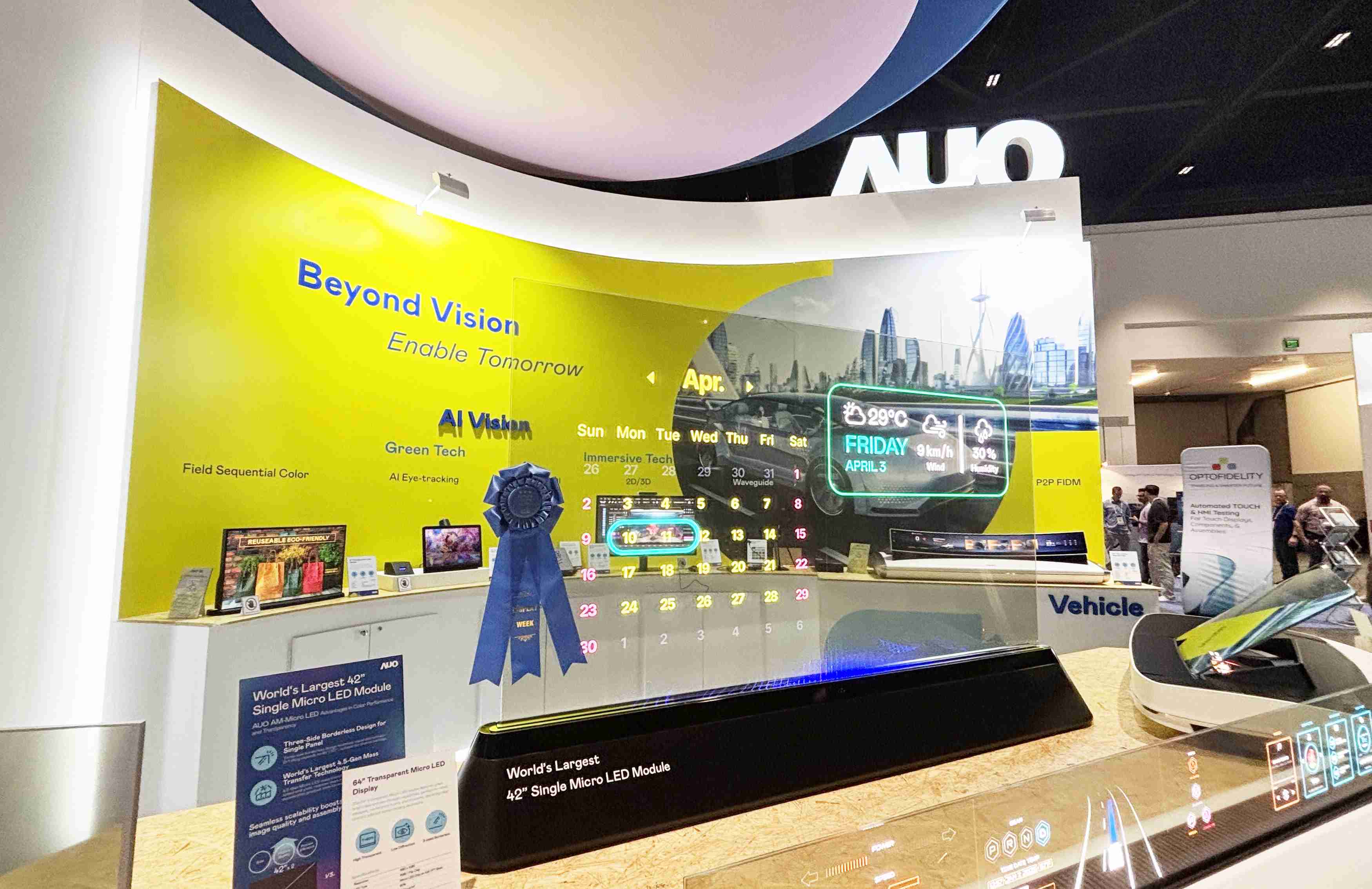 优游UB864吋透明Micro LED显示器获〝最佳Micro LED技术应用奖〞，，，其绝妙的透明穿透特性，，同时具备1,000 nits的高亮度表现，，并透过精细的无缝拼接延伸，，，，可依需求灵活应用于多元场域，，展现出Micro LED显示技术划时空的无限潜力